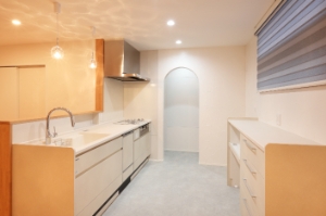 パントリー入口に設けたRの垂れ壁