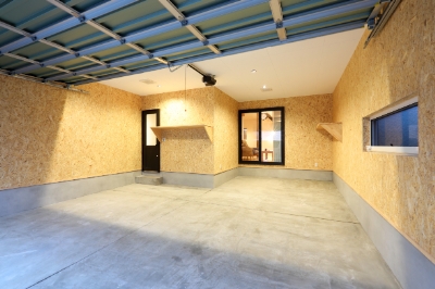 インナーガレージから見えるリビング｜弘前市 大湯工務店施工事例