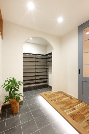 シューズクローク入口に設けたアールの垂れ壁|弘前市 大湯工務店施工事例