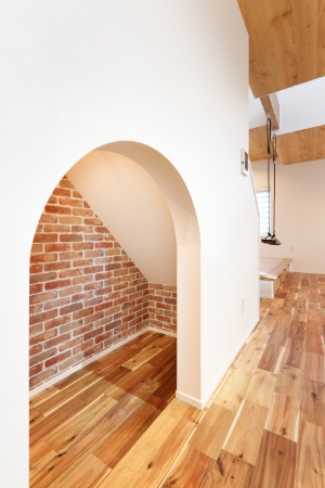 階段下スペースの入口に設けたRの垂れ壁"