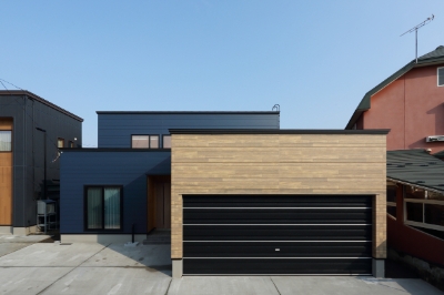 車を雨や雪から守るインナーガレージ付き住宅外観|弘前市 大湯工務店施工事例