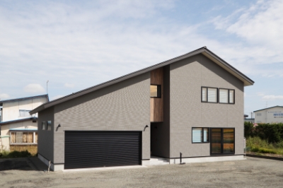 インナーガレージのある住宅の外観|弘前市 大湯工務店施工事例