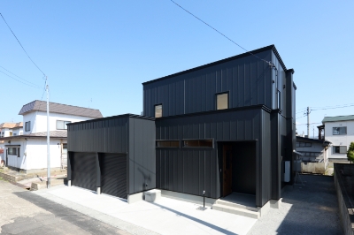 黒いシャッターがおしゃれなインナーガレージハウス|弘前市 大湯工務店施工事例