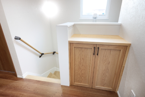 階段ホールに設けた造作収納棚