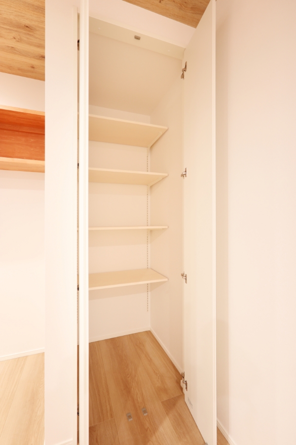 階段ホールに設けたスリムクローゼット