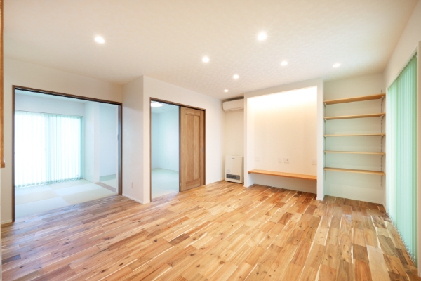 リビングと一体で使える開放的な和の空間