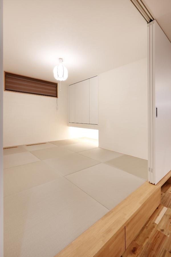 収納を備えた小上がりの畳スペースでくつろげる空間