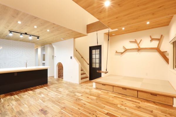 リビングに設けた引き出し収納付きの小上がり畳スペース